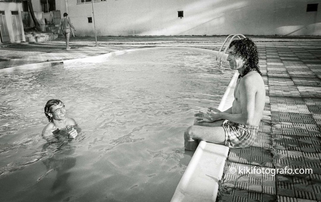 AGOSTO 1990 CHICO LINARES Y MÁGICO SE DIVIERTEN EN LA PISCINA.