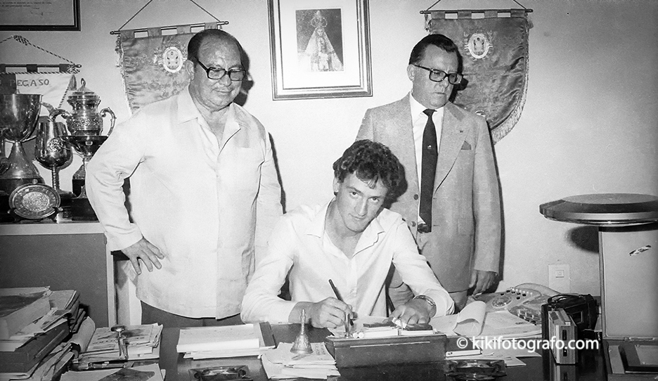 1982  JARO FIRMA POR EL CÁDIZ